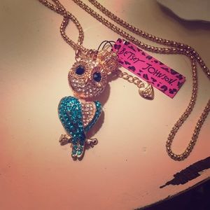 Owl wearing crown * movement *